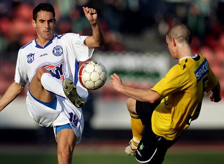 Kladno - Bohemians 1905: kladensk Luk Zoubele (vlevo) a David Bartek