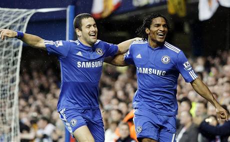 Chelsea: Florent Malouda (vpravo) a Joe Cole se raduj z glu