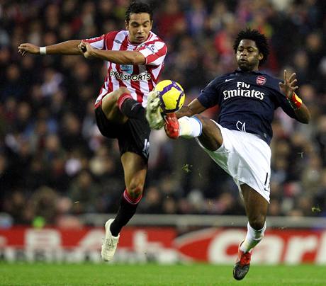 Sunderland - Arsenal: domc Kieran Richardson (vlevo) v souboji s Alexem Songem