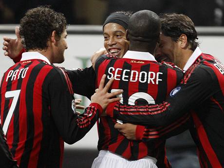 Fotbalist AC Miln se raduj z glu, kter vstelil Ronaldinho (druh zleva)