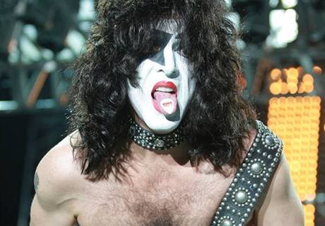 Glam rocková kapela Kiss vznikla v roce 1973 v New Yorku. U jejího zrodu stáli zpívající basista Gene Simmons a zpívající kytarista Paul Stanley.