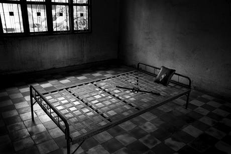 Jedna z cel v Tuol Slengu. Vze byl pipoutn k ocelovmu rotu postele, do kter byl poutn elektrick proud.