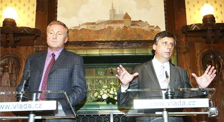 Premir Jan Fischer jednal o novch ministrech s pedsedou ODS Mirkem Topolnkem. (26. listopadu 2009)