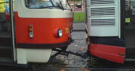 Srka tramvaje s autobusem v centru Prahy