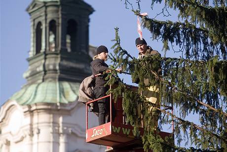 Na Staromstskm nmst finiuj ppravy na sobotn zahjen vnonch trh (25. listopadu 2009)