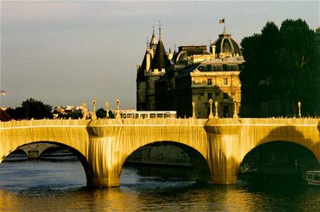 Jeanne-Claude a Christo: obalen Pont Neuf v Pai