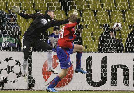 CSKA Moskva - Wolfsburg: Tom Necid (vpravo) a Diego Benaglio