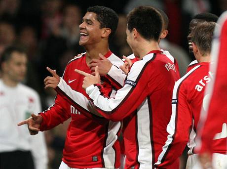 Arsenal: radost Denilsona (vlevo)