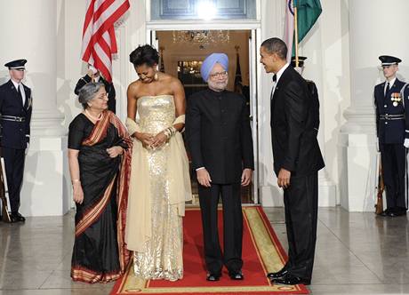 Michelle Obamová v krémových šatech na úterní recepci pořádané v Bílém domě na počest indického premiéra Manmóhana Singha a jeho choti  