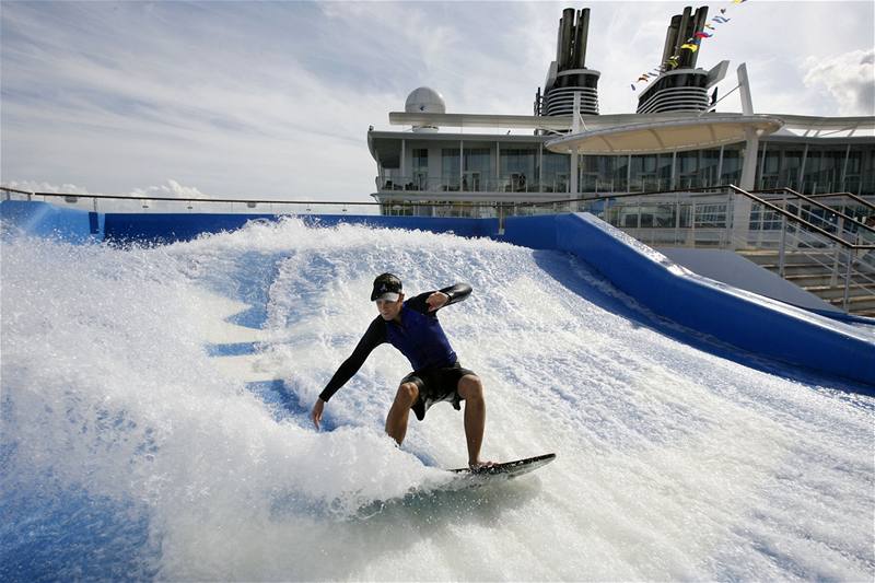 Oasis of the Seas. Colin Kerr, sportovní instruktor spolenosti Royal Caribbean, zkouí jeden ze dvou surfovacích simulátor na palub