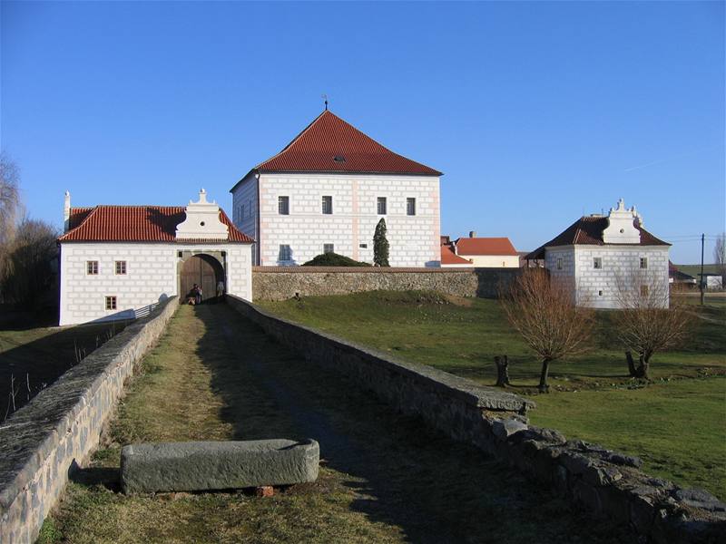 Renesanční tvrz v Křepenicích nechal přestavět do současné podoby Jakub Krčín z Jelčan.