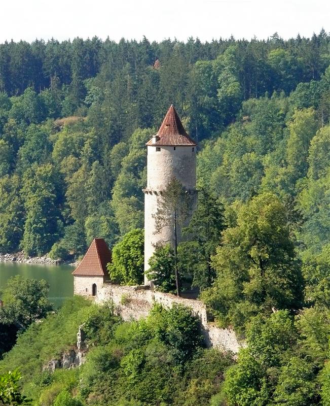 Válcová věž hradu Zvíkova v pohledu z vyhlídky Varta
