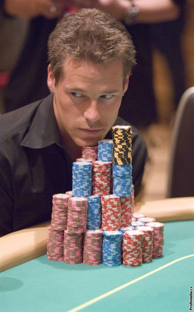 Ob�as si Patrik Antonius sedne i ke klasickému stolu, nej�ast�ji ale hraje on-line.