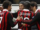 Fotbalisté AC Milán se radují z gólu, který vstelil Ronaldinho (druhý zleva)