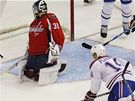 Tomá Plekanec z Montrealu Canadiens pekonává svého krajana v brance Washingtonu Capitals Michala Neuvirtha.