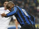 Inter - Fiorentina: domácí útoník Samuel Eto'o je atakován Dariem Dainellim