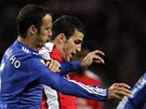 Arsenal - Chelsea: domc Cesc Fabregas (v ervenm) pronik pes Ricarda Carvalha