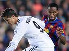 FC Barcelona - Real Madrid: hostujc Cristiano Ronaldo (v blm) bojuje se Seydouem Keitou