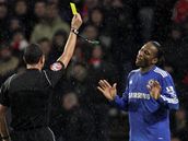 Arsenal - Chelsea: hostujc Didier Drogba (vpravo) inkasuje lutou kartu.