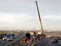 Stavba mostu, sousti Praskho okruhu, uzavela dlnici D1 na 10. kilometru ve smru na Prahu. (23. listopadu 2009)