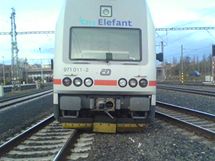 Ve stanici Koln vykolejil osobn vlak smujc z Prahy do Pardubic. (28.11.2009)