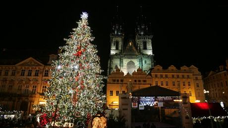 Na Staroměstském náměstí v Praze byl rozsvícen vánoční strom. (28. listopadu 2009)