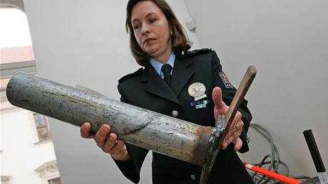 P�edm�ty doli�né k p�ípadu série vloupání, na snímku policejní mluv�í So�a Svobodová