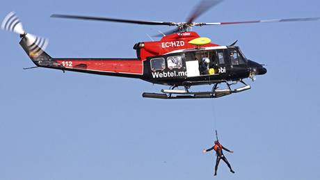 Z helikoptéry se spoutí záchraná na pomoc Yvesi Rossymu
