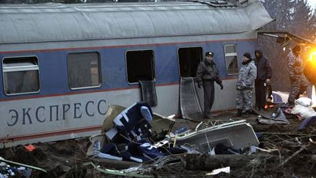 Nvský expres, který vykolejil asi 350 kilometr od Moskvy. Úady spekulují o teroristickém útoku. (28.11.2009)