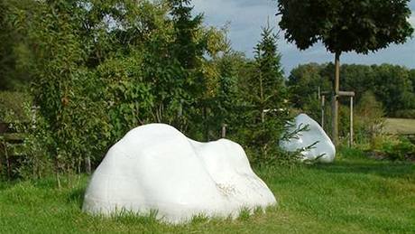 Bílí sloni z porcelánu posazení ve vtí ploe trávníku jsou velmi originálním výtvarným dílem