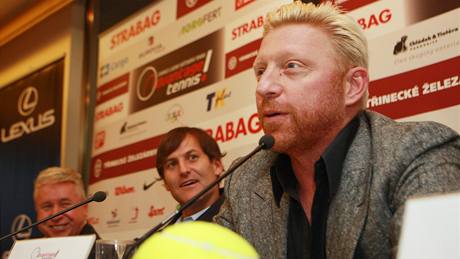 Boris Becker na tiskové konferenci v Praze. Vedle nj sedí Karel Nováek