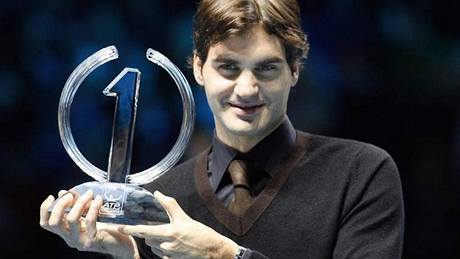 JSEM JEDNIKA. Roger Federer si výhrou nad Murraym pojistil pozici prvního tenisty svta