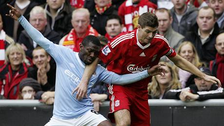 Liverpool - Manchester City: domácí Steven Gerrard (vpravo) bojuje o mí s Shaunem Wright-Phillipsem