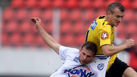Kladno - Bohemians 1905: kladenský Tomá� Klinka (vlevo) v souboji s Ferencem