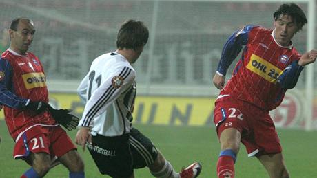 Brno - eské Budjovice: hostující Michal Doleal (uprosted) se snaí protlait mí mezi Tomáem Poláchem (vlevo) a Janem Trousilem