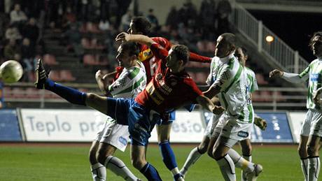 Plze� - Bohemians Praha/St�í�kov: domácí obránce Franti�ek �evinský se sna�í dosáhnout na centrovaný mí�