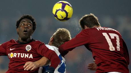 Sparta - Liberec: domácí Bony Wilfried (vlevo) a Jan Holenda v hlavikovém souboji s Radkem Dejmkem