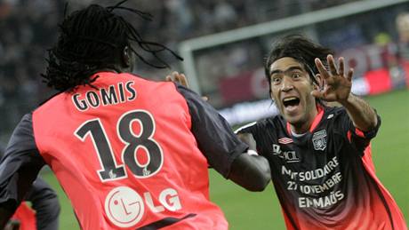 Lyon: Cesar Delgado (vpravo) a Bafe Gomis se radují z gólu