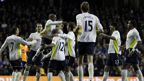 Tottenham: fotbalisté se radují po jednom z pti gólu Jermaina Defoea (tetí zleva)