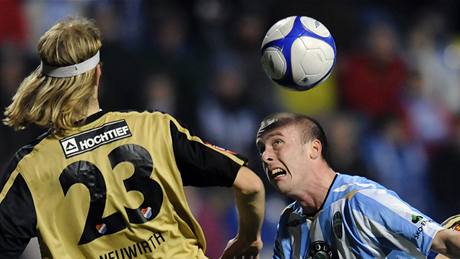 Mladá Boleslav - Ostrava: domácí Ivo Táborský hlavi�kuje mezi Ale�em Neuwirthem (vlevo) a Tomá�em Markem