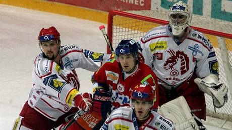 T�inec - Pardubice: situace p�ed branká�em Peterem Hamerlíkem