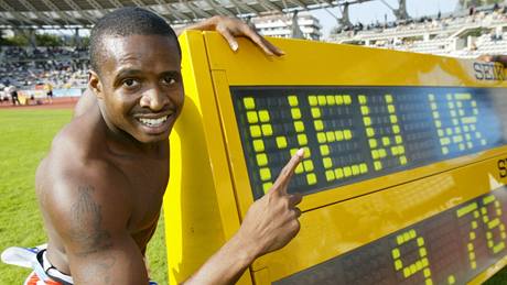 NEJSLAVNJÍ MOMENT. Sprinter Tim Montgomery o svtový rekord kvli dopingu piel.
