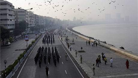 Rok po útocích v Bombaji proly po "trase terorist" policejní oddíly vybavené zbranmi (26. listopadu 2009)