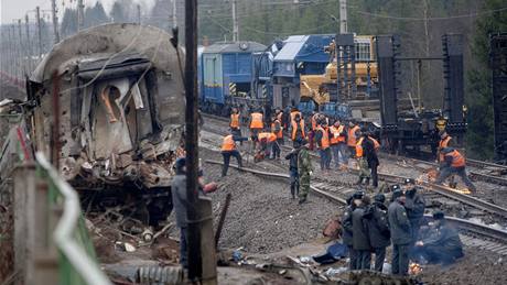 Místo vlakového netstí u msta Bologoje, kde vykolejil rychlík smující z Moskvy do Petrohradu (28. listopadu 2009)