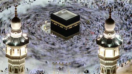 Na konec pouti do Mekky musí muslimové sedmkrát obejít Kaabu (28. listopadu 2009)