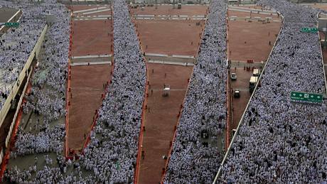 Muslimtí poutníci na cest k pilím symbolizujícím Satana. Jejich bezpeí má zaruit nový ptipatrový most (27. listopadu 2009)