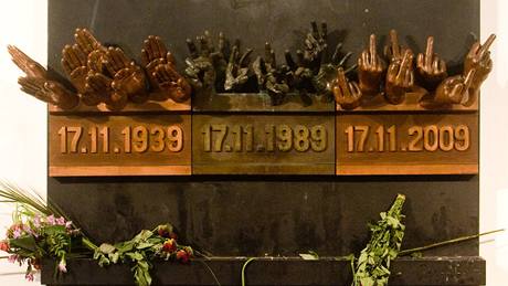 Památník na Národní tíd v úprav výtvarníka Romana Týce. (22. listopadu 2009)