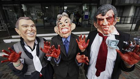 Protestující proti válce v Iráku s maskami (zleva) George Bushe, Tonyho Blaira a Gordona Browna ped konferenním centrem, kde zaalo slyení v rámci vyetování války v Iráku. (24. listopadu 2009)
