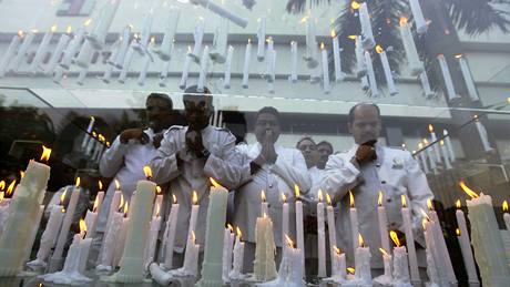 Zamstnanci hotelu Trident se modlí za obti loských teroristických útok (26. listopadu 2009)