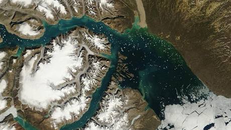 Jedním z míst, odkud mizí led, je například Grónsko. Zda za to ale může zejména člověk, o tom se vědci přou.